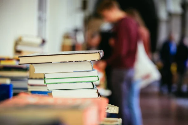 Montón de libros en un mercadillo de libros de caridad, espacio de texto — Foto de Stock