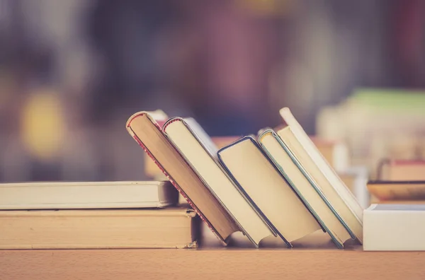 Montón de libros en un mercadillo de libros de caridad, espacio de texto — Foto de Stock