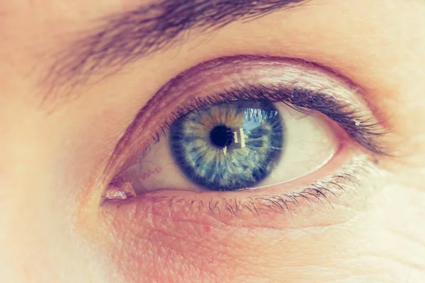 Hermosos ojos azules de una joven — Foto de Stock