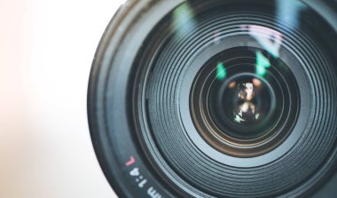 Profesyonel optik fotoğraf lens açık havada. Sıcak renkler, bulanık arka