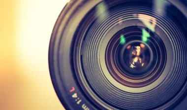 Profesyonel optik fotoğraf lens açık havada. Sıcak renkler, bulanık arka