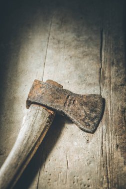 Eski paslı balta rustik ahşap zemin üzerinde yatıyor