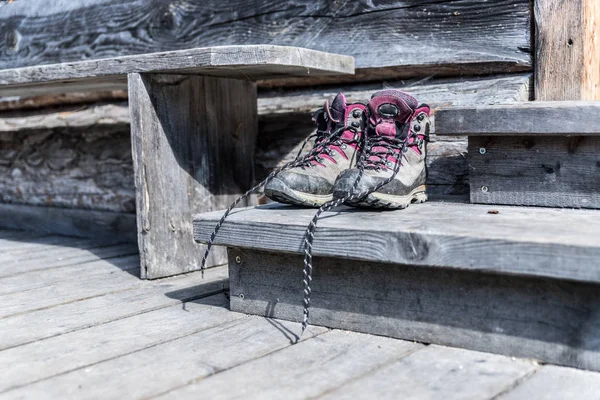 Trekking csizma egy alpesi kunyhó verandáján. Nyári szünidő — Stock Fotó