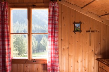 Dağlarda Tatil: Bir kabin Rustik eski ahşap iç 