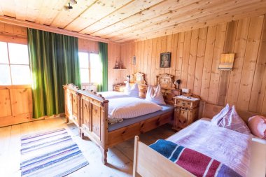 Dağlarda Tatil: Bir kabin Rustik eski ahşap iç 