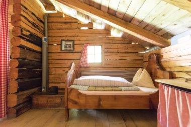 Dağlarda Tatil: Bir kabin Rustik eski ahşap iç 