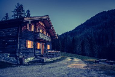 Alplerde Tatil: Gece Rustik ahşap çiftlik kulübe.