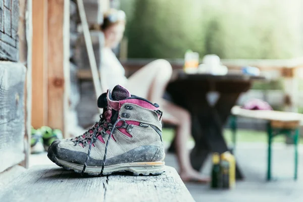 在高山小屋的阳台上穿徒步靴。暑假 — 图库照片
