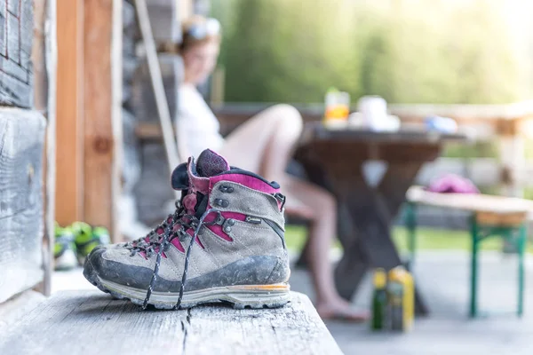 Trekking csizma egy alpesi kunyhó verandáján. Nyári szünidő — Stock Fotó