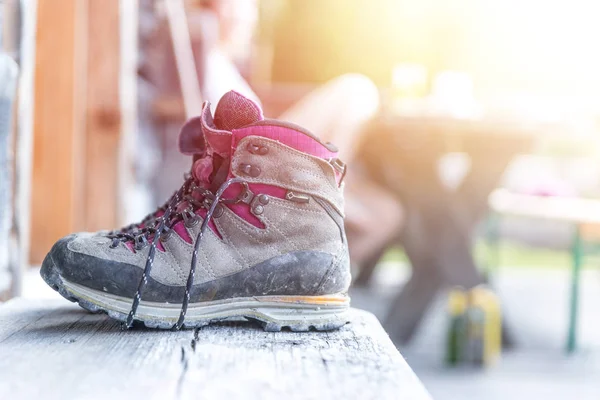 Trekking csizma egy alpesi kunyhó verandáján. Nyári szünidő — Stock Fotó