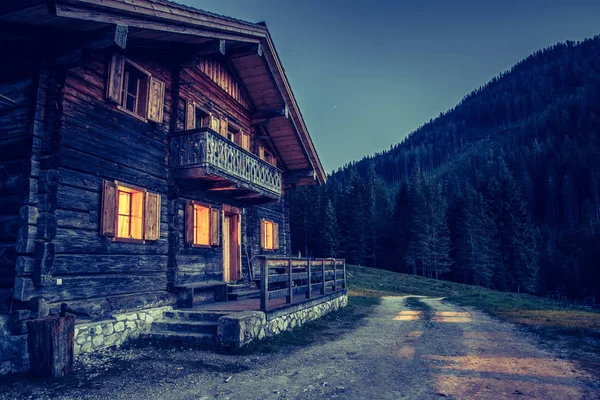 Holiday in the alps: Rustic wooden farm hut in the night. — Stock Photo, Image