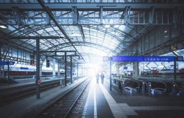 Bir tren istasyonunda seyahat sahnesi, toplu taşıma: demiryolu plat