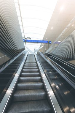 Bir tren istasyonunda seyahat sahnesi, toplu taşıma: hareket eden st