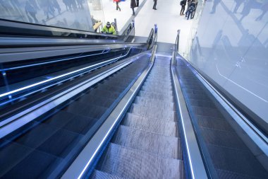 Bir tren istasyonunda seyahat sahnesi, toplu taşıma: hareket eden st