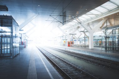 Bir tren istasyonunda seyahat sahnesi, toplu taşıma: demiryolu plat