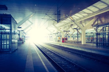 Bir tren istasyonunda seyahat sahnesi, toplu taşıma: demiryolu plat