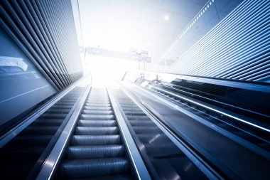 Bir tren istasyonunda seyahat sahnesi, toplu taşıma: hareket eden st