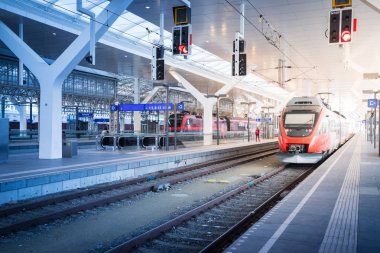 Bir tren istasyonunda seyahat sahnesi, toplu taşıma: demiryolu plat