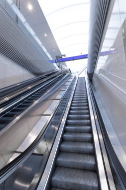 Bir tren istasyonunda seyahat sahnesi, toplu taşıma: hareket eden st