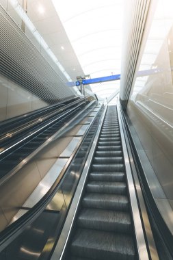 Bir tren istasyonunda seyahat sahnesi, toplu taşıma: hareket eden st