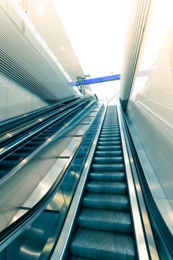 Bir tren istasyonunda seyahat sahnesi, toplu taşıma: hareket eden st