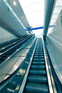 Bir tren istasyonunda seyahat sahnesi, toplu taşıma: hareket eden st
