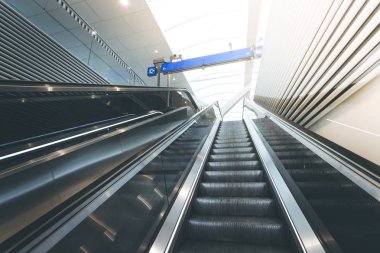 Bir tren istasyonunda seyahat sahnesi, toplu taşıma: hareket eden st