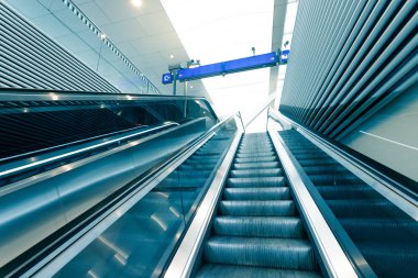 Bir tren istasyonunda seyahat sahnesi, toplu taşıma: hareket eden st