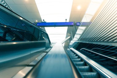Bir tren istasyonunda seyahat sahnesi, toplu taşıma: hareket eden st