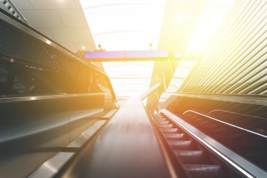 Bir tren istasyonunda seyahat sahnesi, toplu taşıma: hareket eden st