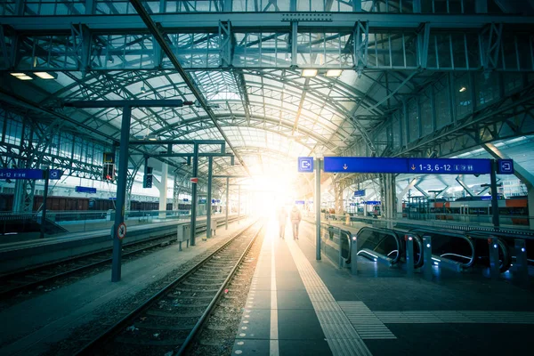 Travelling scene on a train station, public transport: rail plat — Stock Photo, Image