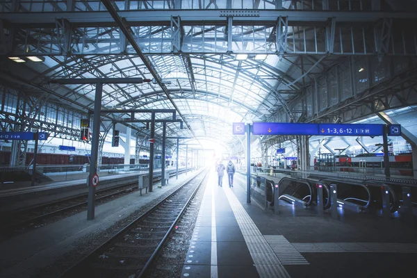 Travelling scene on a train station, public transport: rail plat — Stock Photo, Image