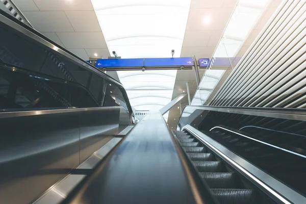 Travelling scene on a train station, public transport: moving st — Stock Photo, Image