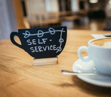 Self-servis bir kafede : mornin İtalyan kapuçino fincan