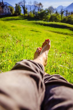 Yeşil çimenlerde ürpertici: Genç bir adamın bacakları, rahatlatıcı, özet