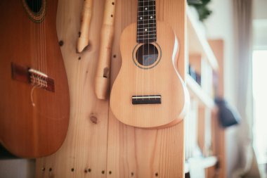 Ukulele: Bir ukulele yakın, oynamaya hazır, bir woo asılı