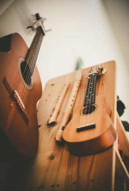 Ukulele: Bir ukulele yakın, oynamaya hazır, bir woo asılı