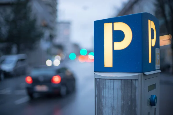 Parken in der Innenstadt: Parkautomat, Abendkulisse und Autos — Stockfoto