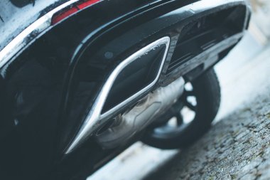 Egzoz borusu, kirlilik ve ince toz ile güçlü araba 