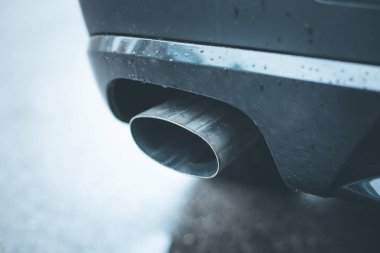 Egzoz borusu, kirlilik ve ince toz ile güçlü araba 