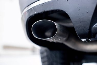 Egzoz borusu, kirlilik ve ince toz ile güçlü araba 