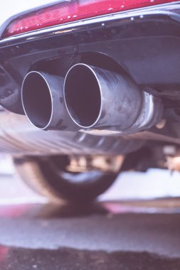 Egzoz borusu, kirlilik ve ince toz ile güçlü araba 