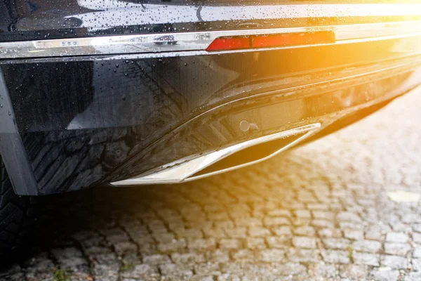 Potente coche con tubo de escape, contaminación y polvo fino. Sunligh. — Foto de Stock