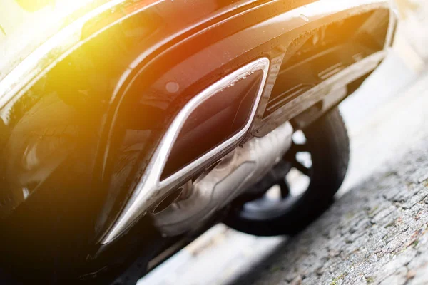 排気管、汚染および細かい塵が付いている強力な車。サンリー — ストック写真