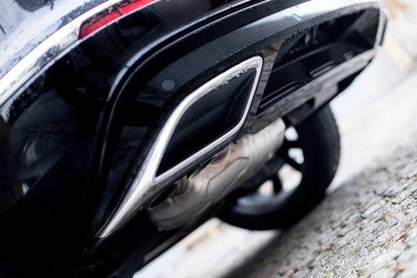 排気管、汚染および細かい塵が付いている強力な車 — ストック写真