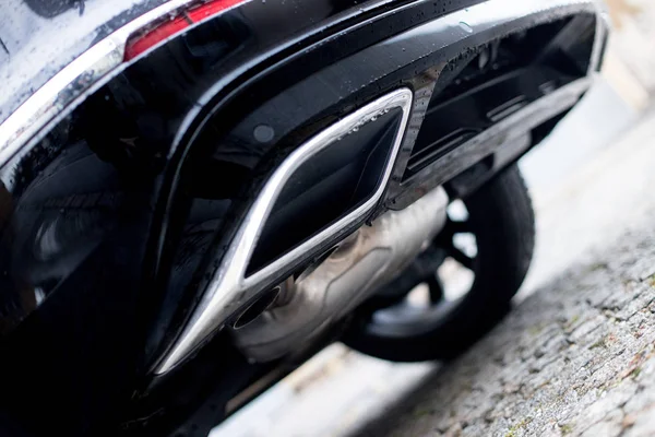 Powerful car with exhaust pipe, pollution and fine dust — Stock Photo, Image