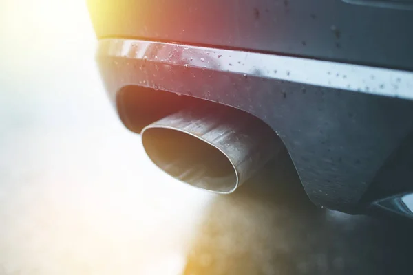 Leistungsstarkes Auto mit Auspuff, Umweltverschmutzung und Feinstaub. Sonnenlicht — Stockfoto