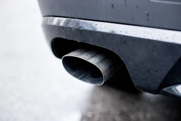 Мощный автомобиль с выхлопной трубой, загрязнением и мелкой пылью — стоковое фото