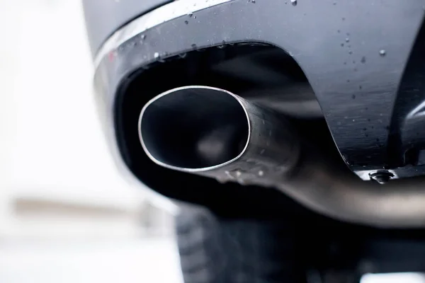 Egzoz borusu, kirlilik ve ince toz ile güçlü araba 