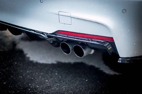 Powerful car with exhaust pipe, pollution and fine dust — Stock Photo, Image